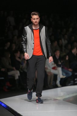 Zagreb, Hırvatistan 'fashion.hr' gösteri boris banovic tarafından tasarlanan kıyafetleri moda model.