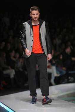 Zagreb, Hırvatistan 'fashion.hr' gösteri boris banovic tarafından tasarlanan kıyafetleri moda model.