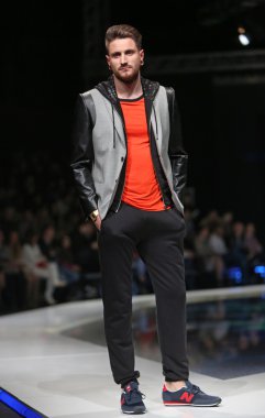 Zagreb, Hırvatistan 'fashion.hr' gösteri boris banovic tarafından tasarlanan kıyafetleri moda model.