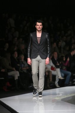 Zagreb, Hırvatistan 'fashion.hr' gösteri boris banovic tarafından tasarlanan kıyafetleri moda model.