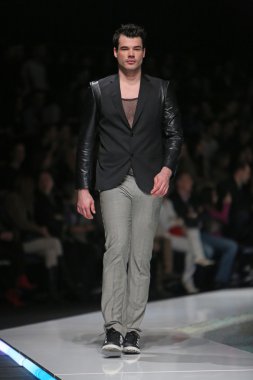 Zagreb, Hırvatistan 'fashion.hr' gösteri boris banovic tarafından tasarlanan kıyafetleri moda model.