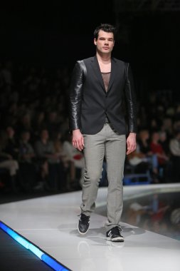 Zagreb, Hırvatistan 'fashion.hr' gösteri boris banovic tarafından tasarlanan kıyafetleri moda model.