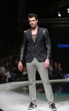 Zagreb, Hırvatistan 'fashion.hr' gösteri boris banovic tarafından tasarlanan kıyafetleri moda model.