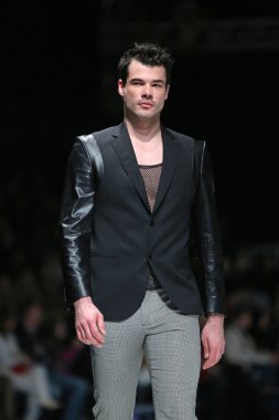 Zagreb, Hırvatistan 'fashion.hr' gösteri boris banovic tarafından tasarlanan kıyafetleri moda model.