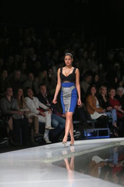 Zagreb, Hırvatistan 'fashion.hr' gösteri boris banovic tarafından tasarlanan kıyafetleri moda model.