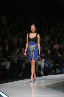 Zagreb, Hırvatistan 'fashion.hr' gösteri boris banovic tarafından tasarlanan kıyafetleri moda model.