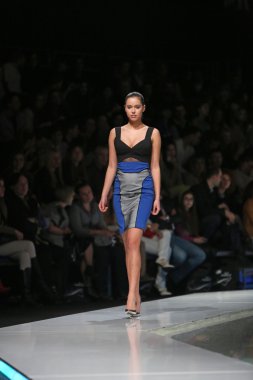 Zagreb, Hırvatistan 'fashion.hr' gösteri boris banovic tarafından tasarlanan kıyafetleri moda model.