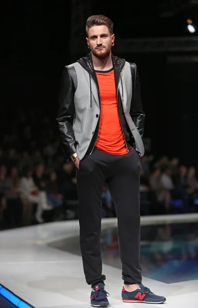 โมเดลแฟชั่นสวมเสื้อผ้าที่ออกแบบโดยบอริส บานวิก ในรายการ 'Fashion.hr' ในซาเกร็บ โครเอเชีย . — ภาพถ่ายสต็อก