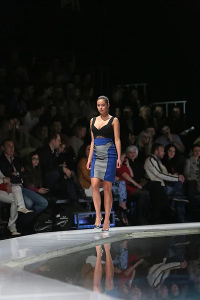 फॅशन मॉडेल झाग्रेब, क्रोएशियामधील 'फॅशन शो'वर बोरिस बॅनोविचने डिझाइन केलेले कपडे परिधान करीत आहे . — स्टॉक फोटो, इमेज
