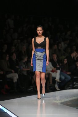 Zagreb, Hırvatistan 'fashion.hr' gösteri boris banovic tarafından tasarlanan kıyafetleri moda model.
