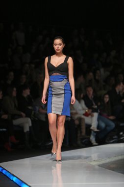 Zagreb, Hırvatistan 'fashion.hr' gösteri boris banovic tarafından tasarlanan kıyafetleri moda model.