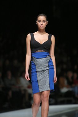 Zagreb, Hırvatistan 'fashion.hr' gösteri boris banovic tarafından tasarlanan kıyafetleri moda model.