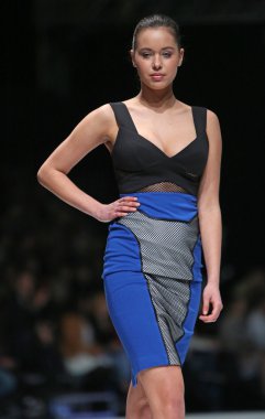 Zagreb, Hırvatistan 'fashion.hr' gösteri boris banovic tarafından tasarlanan kıyafetleri moda model.