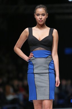 Zagreb, Hırvatistan 'fashion.hr' gösteri boris banovic tarafından tasarlanan kıyafetleri moda model.