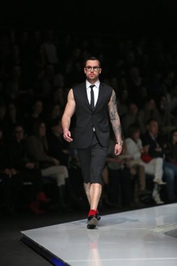 Zagreb, Hırvatistan 'fashion.hr' gösteri boris banovic tarafından tasarlanan kıyafetleri moda model.
