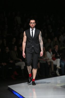 Zagreb, Hırvatistan 'fashion.hr' gösteri boris banovic tarafından tasarlanan kıyafetleri moda model.
