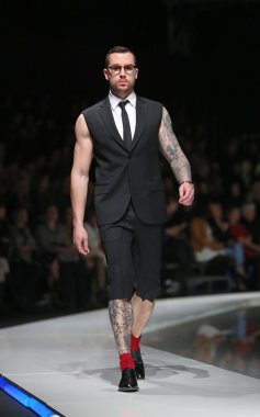 Zagreb, Hırvatistan 'fashion.hr' gösteri boris banovic tarafından tasarlanan kıyafetleri moda model.