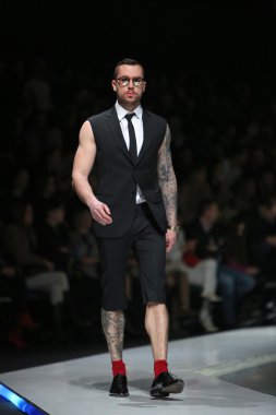 Zagreb, Hırvatistan 'fashion.hr' gösteri boris banovic tarafından tasarlanan kıyafetleri moda model.