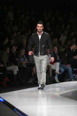 Zagreb, Hırvatistan 'fashion.hr' gösteri boris banovic tarafından tasarlanan kıyafetleri moda model.