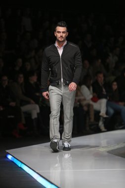 Zagreb, Hırvatistan 'fashion.hr' gösteri boris banovic tarafından tasarlanan kıyafetleri moda model.