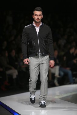 Zagreb, Hırvatistan 'fashion.hr' gösteri boris banovic tarafından tasarlanan kıyafetleri moda model.