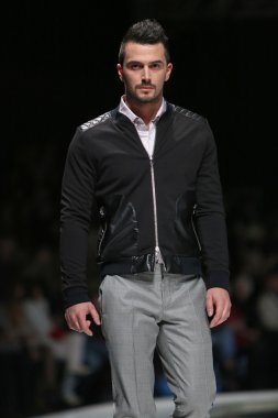 Zagreb, Hırvatistan 'fashion.hr' gösteri boris banovic tarafından tasarlanan kıyafetleri moda model.