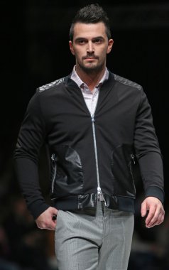 Zagreb, Hırvatistan 'fashion.hr' gösteri boris banovic tarafından tasarlanan kıyafetleri moda model.