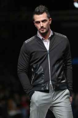 Zagreb, Hırvatistan 'fashion.hr' gösteri boris banovic tarafından tasarlanan kıyafetleri moda model.