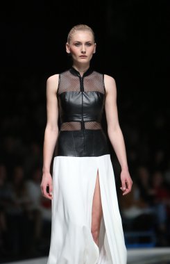 Zagreb, Hırvatistan 'fashion.hr' gösteri boris banovic tarafından tasarlanan kıyafetleri moda model.