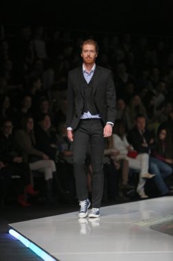 Zagreb, Hırvatistan 'fashion.hr' gösteri boris banovic tarafından tasarlanan kıyafetleri moda model.