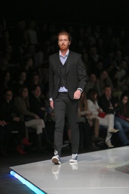 Zagreb, Hırvatistan 'fashion.hr' gösteri boris banovic tarafından tasarlanan kıyafetleri moda model.