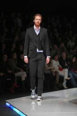 Zagreb, Hırvatistan 'fashion.hr' gösteri boris banovic tarafından tasarlanan kıyafetleri moda model.