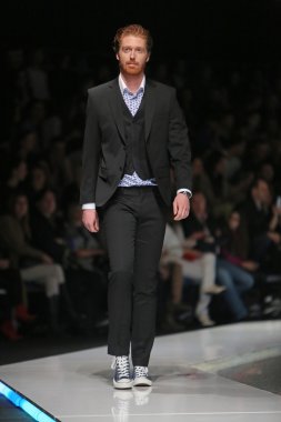 Zagreb, Hırvatistan 'fashion.hr' gösteri boris banovic tarafından tasarlanan kıyafetleri moda model.