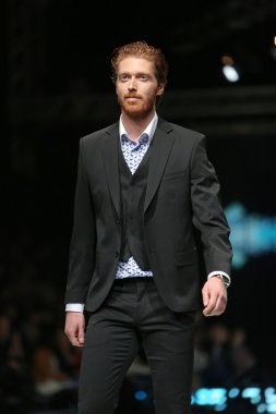 Zagreb, Hırvatistan 'fashion.hr' gösteri boris banovic tarafından tasarlanan kıyafetleri moda model.
