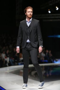 Zagreb, Hırvatistan 'fashion.hr' gösteri boris banovic tarafından tasarlanan kıyafetleri moda model.