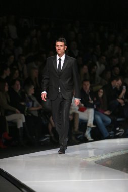 Zagreb, Hırvatistan 'fashion.hr' gösteri boris banovic tarafından tasarlanan kıyafetleri moda model.