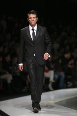 Zagreb, Hırvatistan 'fashion.hr' gösteri boris banovic tarafından tasarlanan kıyafetleri moda model.