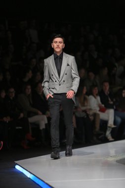 Zagreb, Hırvatistan 'fashion.hr' gösteri boris banovic tarafından tasarlanan kıyafetleri moda model.