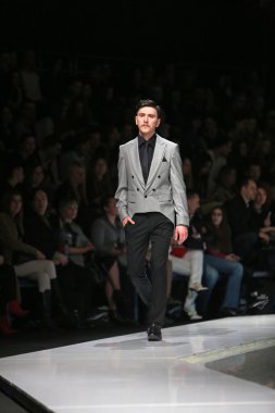 Zagreb, Hırvatistan 'fashion.hr' gösteri boris banovic tarafından tasarlanan kıyafetleri moda model.
