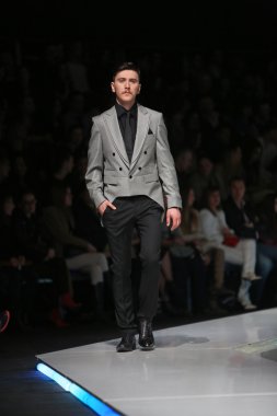 Zagreb, Hırvatistan 'fashion.hr' gösteri boris banovic tarafından tasarlanan kıyafetleri moda model.