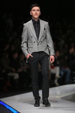 Zagreb, Hırvatistan 'fashion.hr' gösteri boris banovic tarafından tasarlanan kıyafetleri moda model.