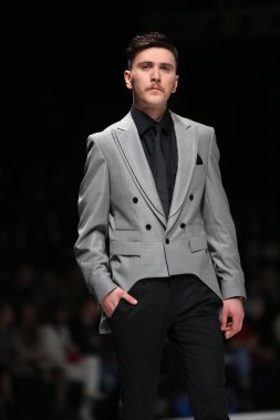Zagreb, Hırvatistan 'fashion.hr' gösteri boris banovic tarafından tasarlanan kıyafetleri moda model.