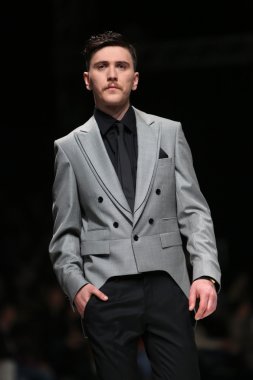 Zagreb, Hırvatistan 'fashion.hr' gösteri boris banovic tarafından tasarlanan kıyafetleri moda model.