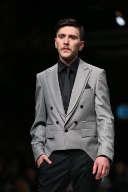 Zagreb, Hırvatistan 'fashion.hr' gösteri boris banovic tarafından tasarlanan kıyafetleri moda model.