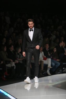 Zagreb, Hırvatistan 'fashion.hr' gösteri boris banovic tarafından tasarlanan kıyafetleri moda model.