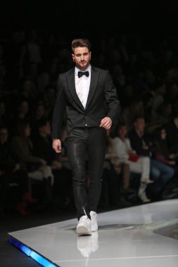 Zagreb, Hırvatistan 'fashion.hr' gösteri boris banovic tarafından tasarlanan kıyafetleri moda model.
