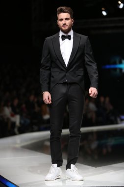 Zagreb, Hırvatistan 'fashion.hr' gösteri boris banovic tarafından tasarlanan kıyafetleri moda model.