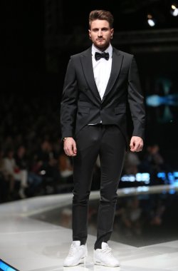 Zagreb, Hırvatistan 'fashion.hr' gösteri boris banovic tarafından tasarlanan kıyafetleri moda model.