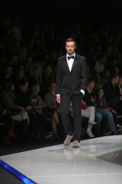 Zagreb, Hırvatistan 'fashion.hr' gösteri boris banovic tarafından tasarlanan kıyafetleri moda model.
