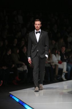 Zagreb, Hırvatistan 'fashion.hr' gösteri boris banovic tarafından tasarlanan kıyafetleri moda model.